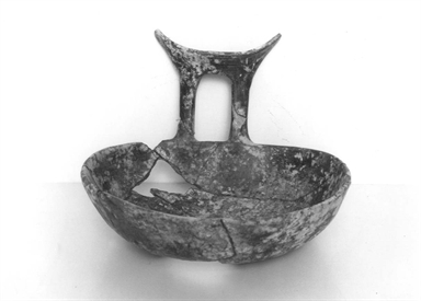 tazza attingitoio con ansa ad appendice semilunata